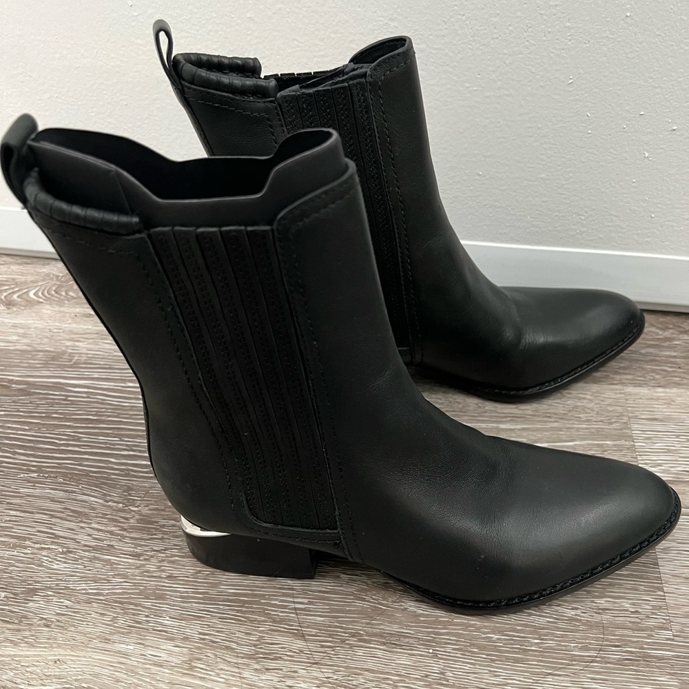 Almost New, Only Wore It Twice. Come With Origina… - image 1